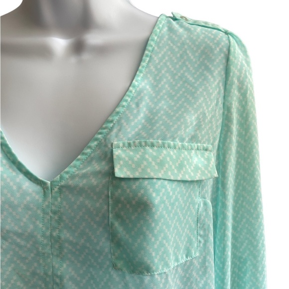 Women’s blouse size Medium - Picture 4 of 4